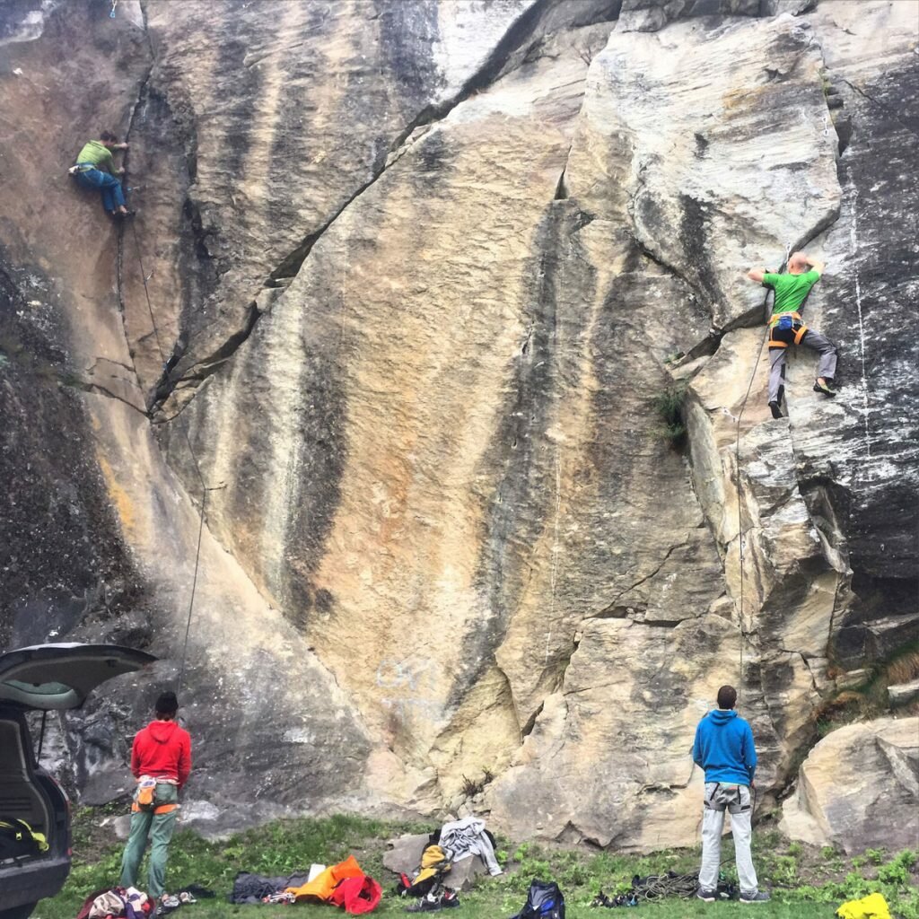 Roadside cragging